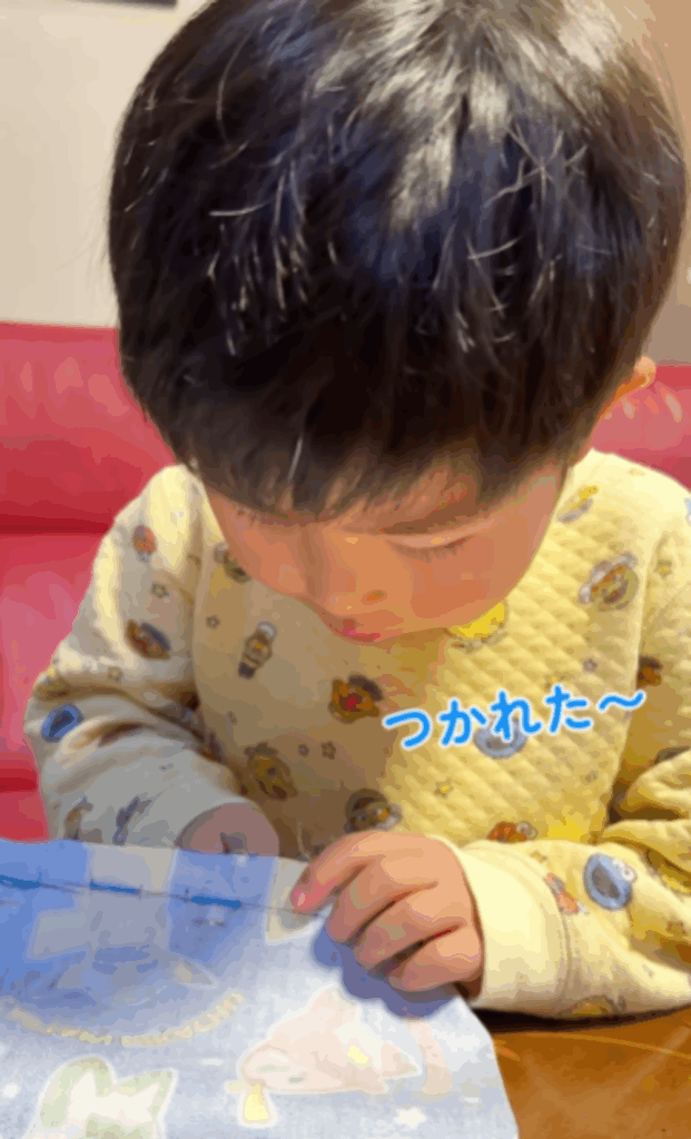 コップ袋を手縫いする息子さん（@kyo.daysさんより提供）