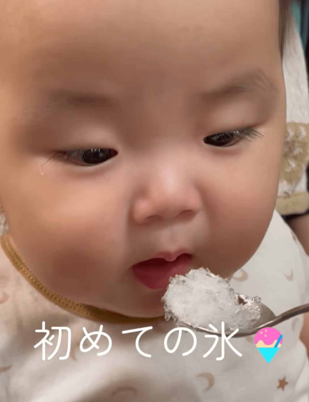 パパが作ったかき氷。食べさせてみた結果…その後の赤ちゃんの反応に「おまえ、なにくわせた？」「かわいい」
