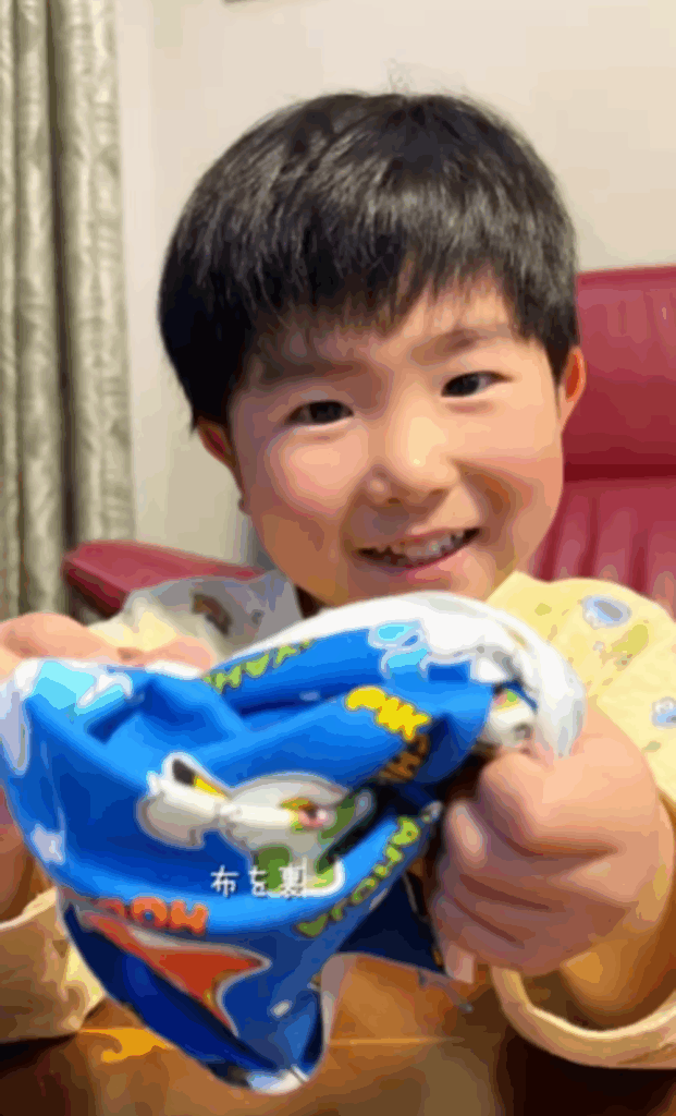 縫い終わって裏返しているところ（@kyo.daysさんより提供）