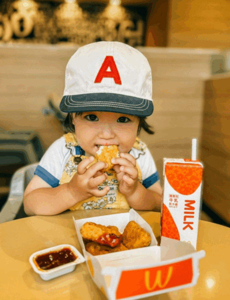 飲んでいる牛乳までコーディネートの一部のよう！（@amn_nashさんより提供）