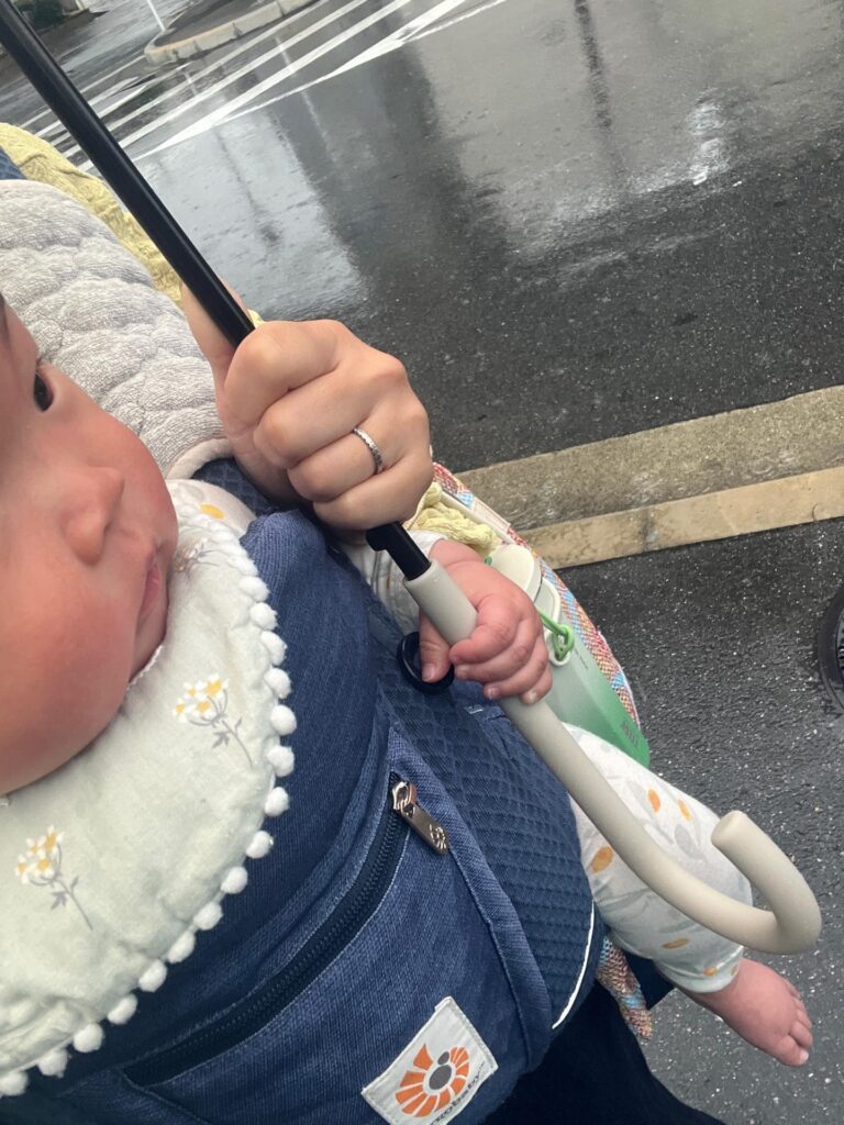 傘をしっかりと握る娘さん（@ruri_no_kirokuさんより提供）