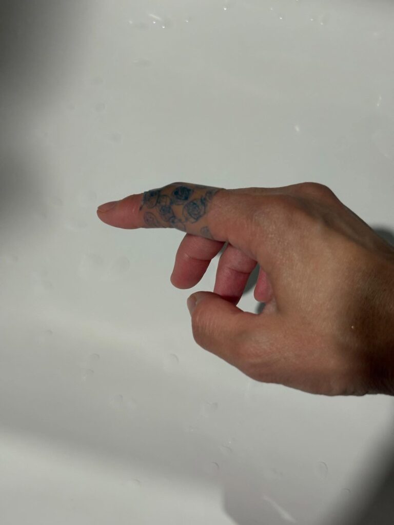 タトゥーと言われた指（＠hoikumama_3939さんより提供）