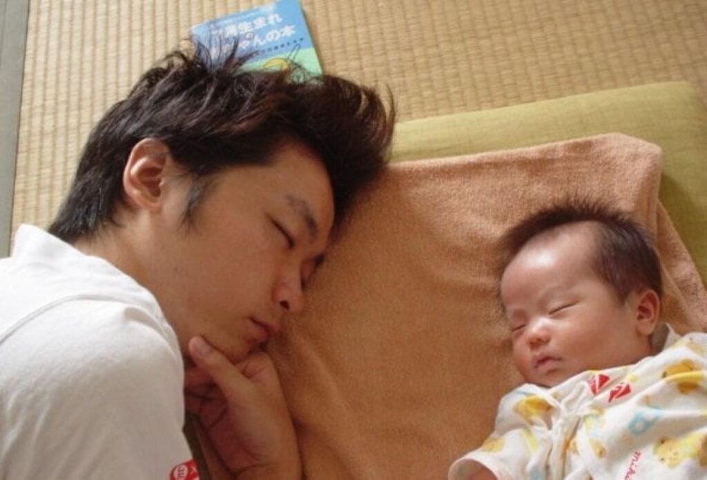 息子さんとのお昼寝（＠shinjimatsutaniさんより提供）