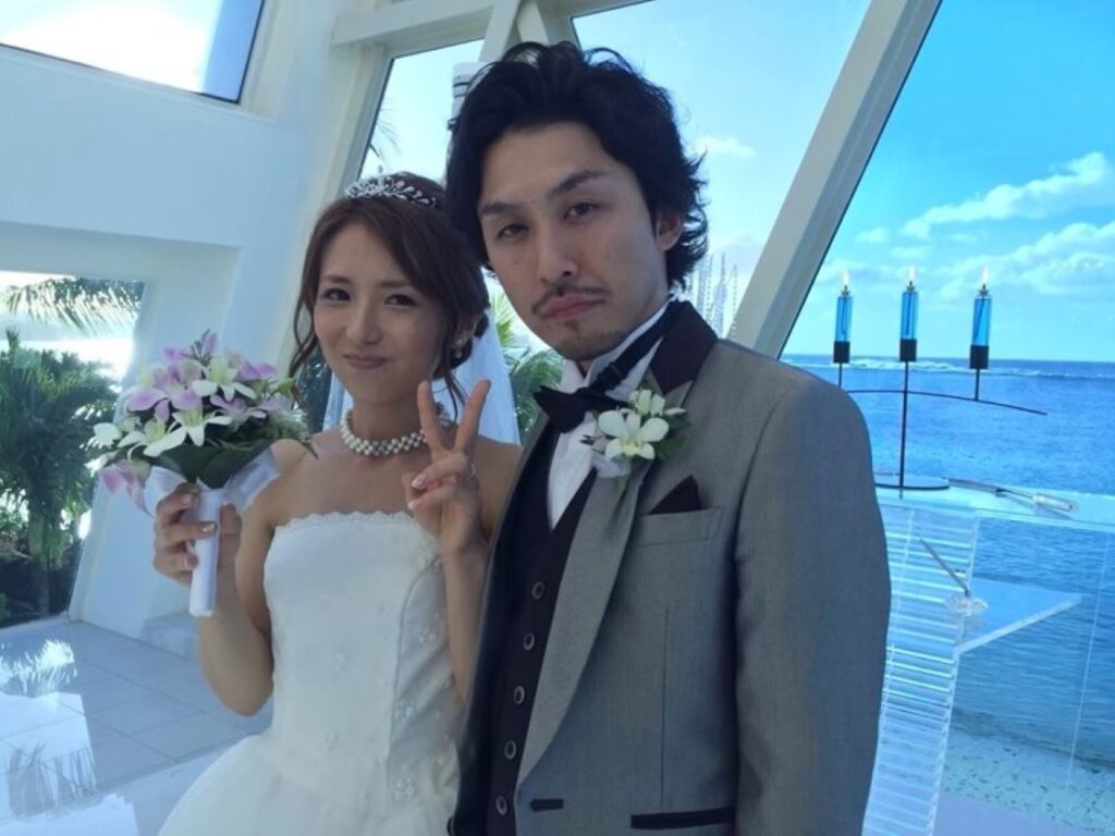 結婚式での2人②（＠trip2oneselfさんより提供）