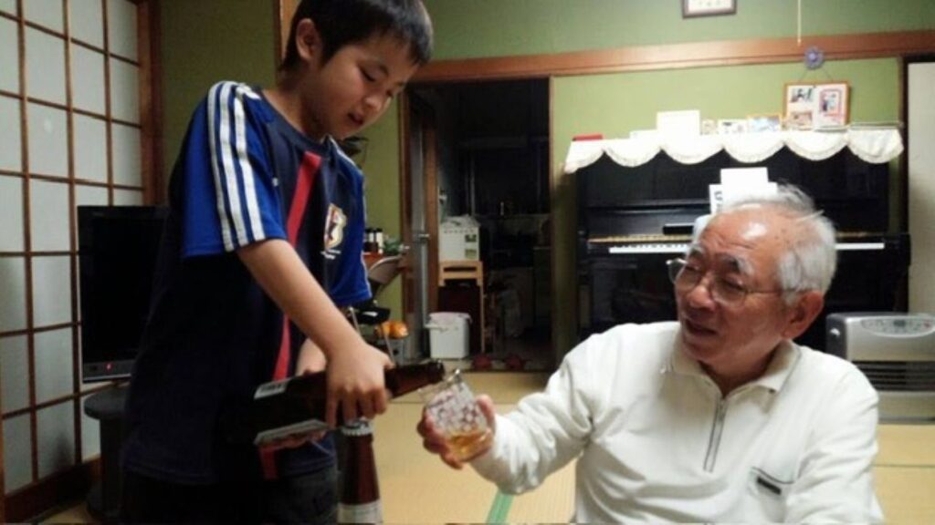 おじいちゃんにお酌をしていた息子さんもお酒を嗜める年齢に（＠shinjimatsutaniさんより提供）