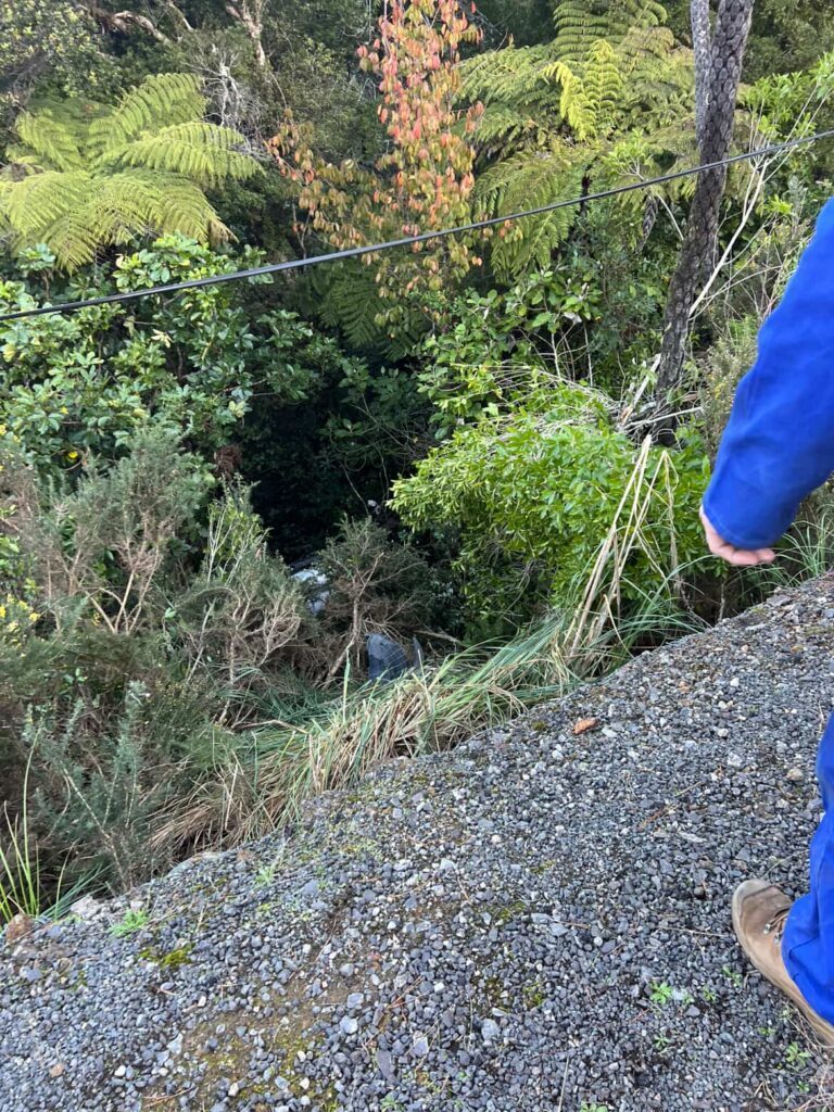 車ごと崖から落下（＠gongqiyao0414さんより提供）