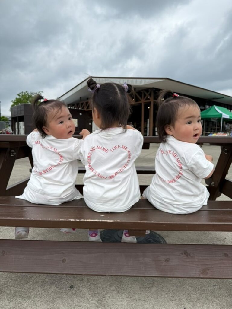 お姉ちゃんのマネをしたい？（@girl_twingirlsさんより提供）