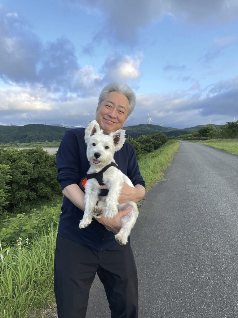 お父さんに抱っこされるシロップくん（@sirop117westieさんより提供）