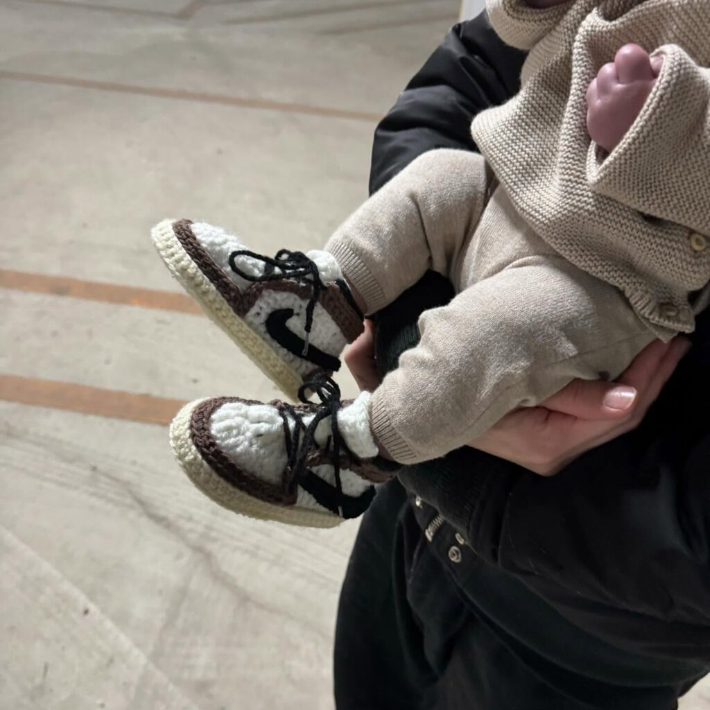 かぎ針編みで作った赤ちゃんの靴④（＠_kusariamiさんより提供）