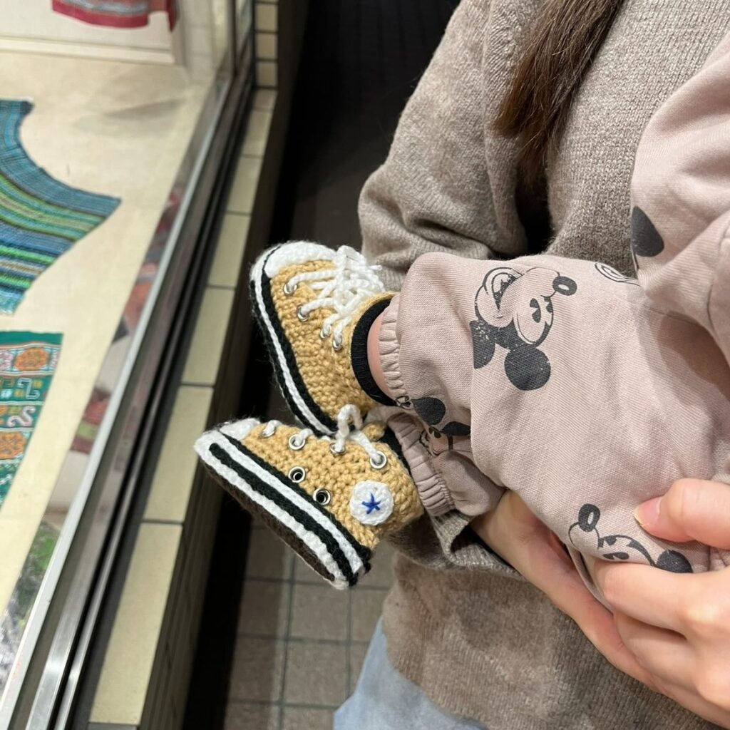 かぎ針編みで作った赤ちゃんの靴③（＠_kusariamiさんより提供）