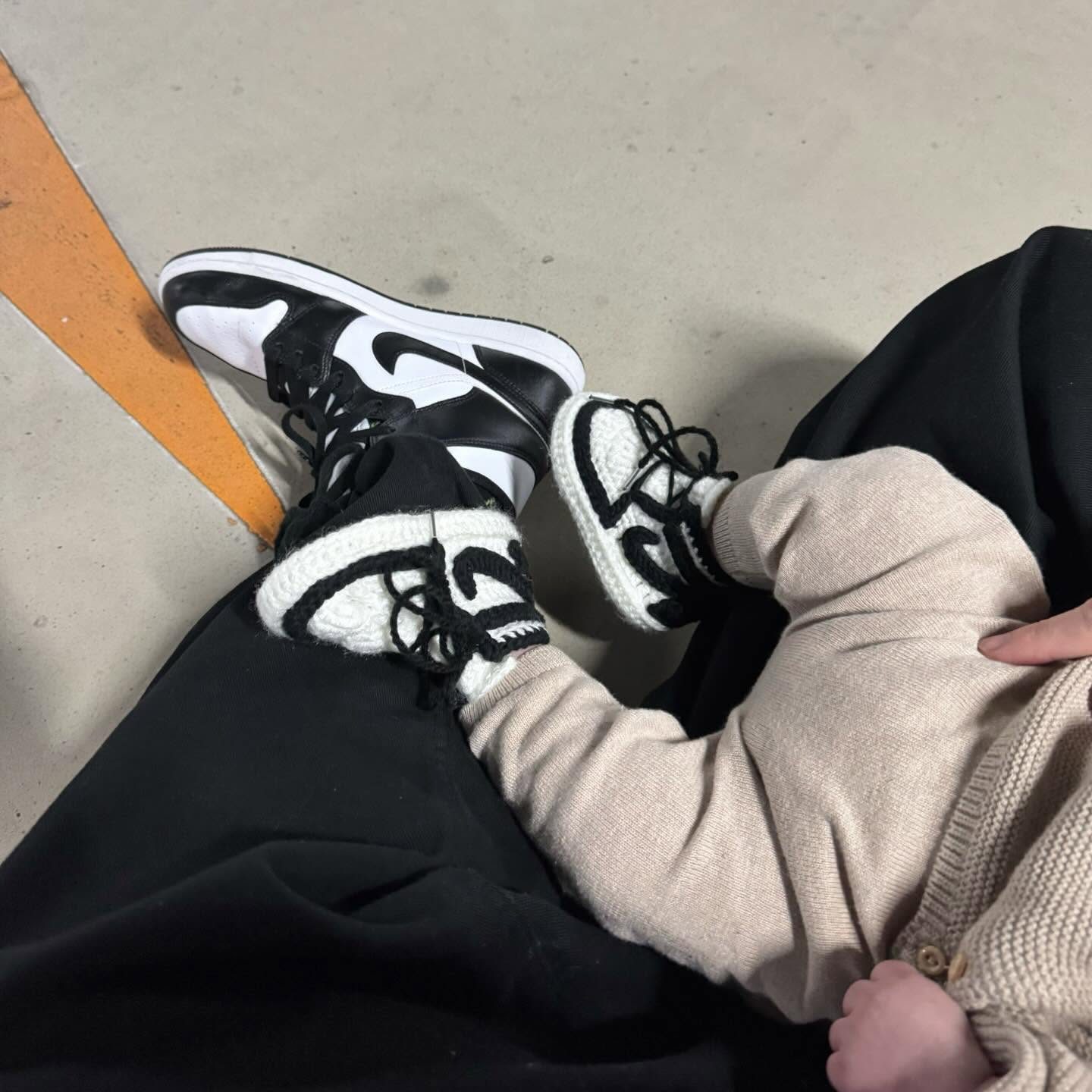 親子でおそろいの靴を履く生後10ヶ月赤ちゃん　しかし、その靴をよく見てみると「器用過ぎて信じられない」「今まで見たことありません」「プレゼントしたい」