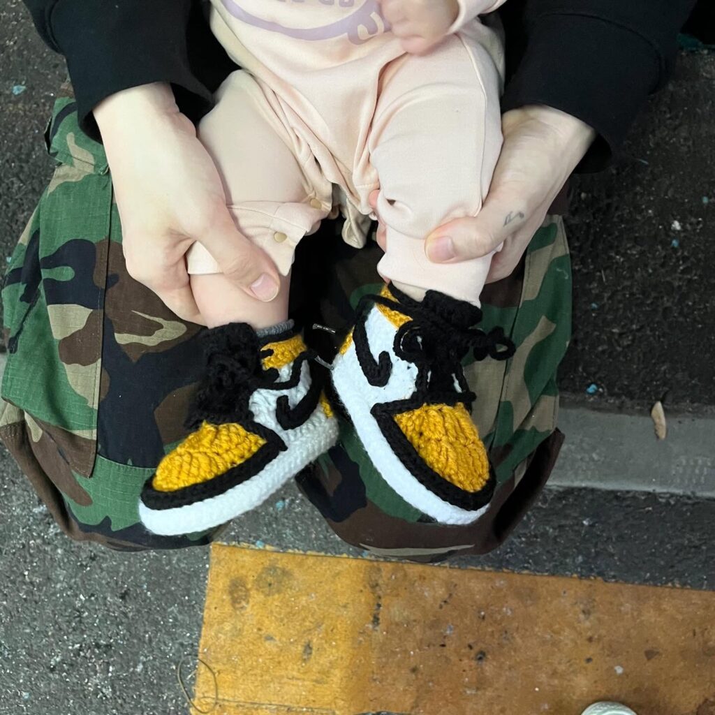 かぎ針編みで作った赤ちゃんの靴②（＠_kusariamiさんより提供）