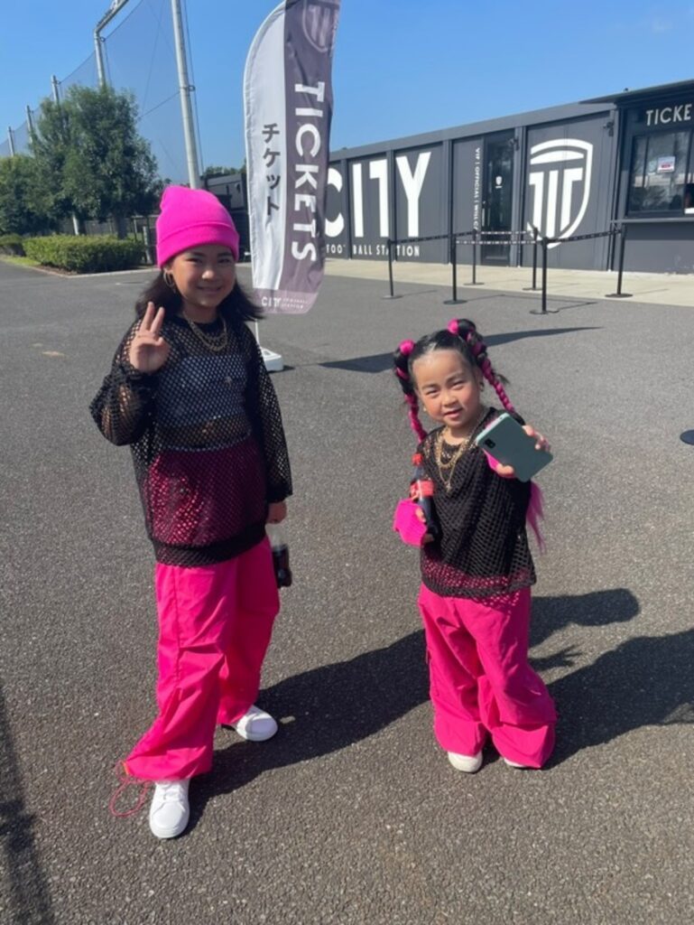 4個下の妹さんと一緒に①（@mana___114さんより提供）