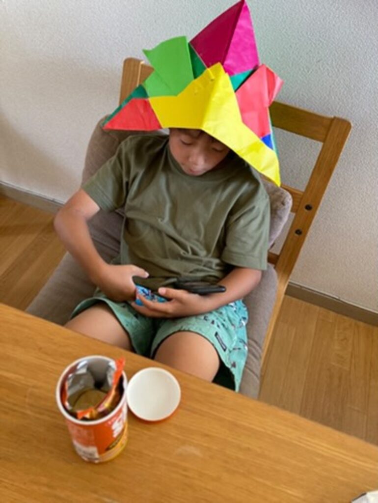 画用紙で作った兜をかぶる息子さん（@yuki_oka525さんより提供）