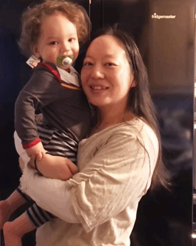 ママの抱っこでご機嫌！（＠aselin2003さんより提供）