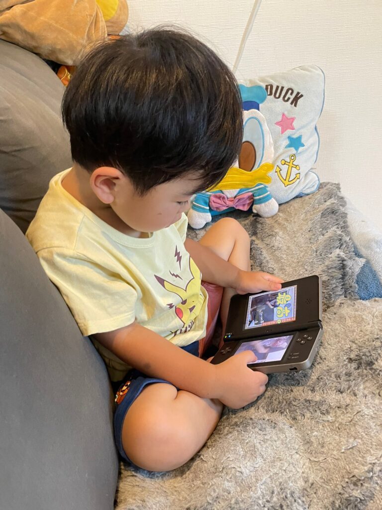 パパさんの写真を眺める息子さん（@R453374510さんより提供）