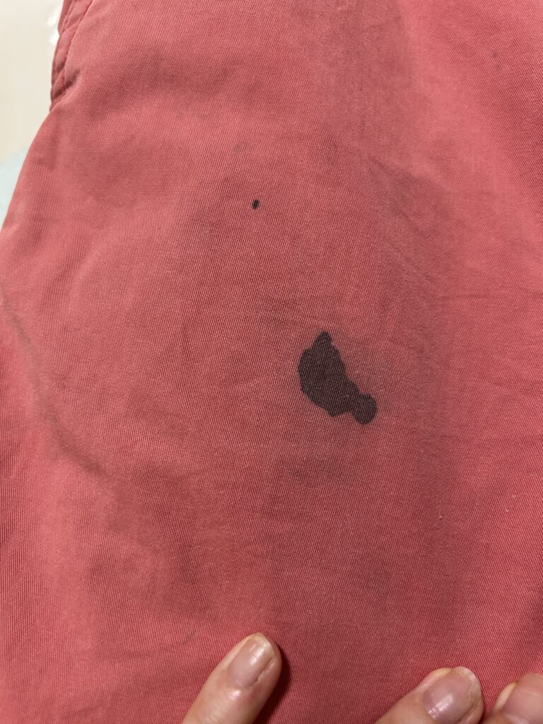 ズボンに付いた習字のシミ（＠SAKIDIY1さんより提供）