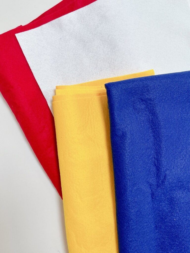 100均の4枚のフェルトが…？（@kKmWypEGl1VgYXhさんより提供）