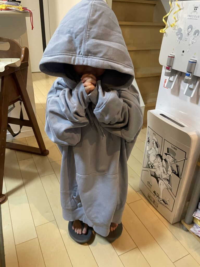 パパさんの服を着る息子さん（@R453374510さんより提供）