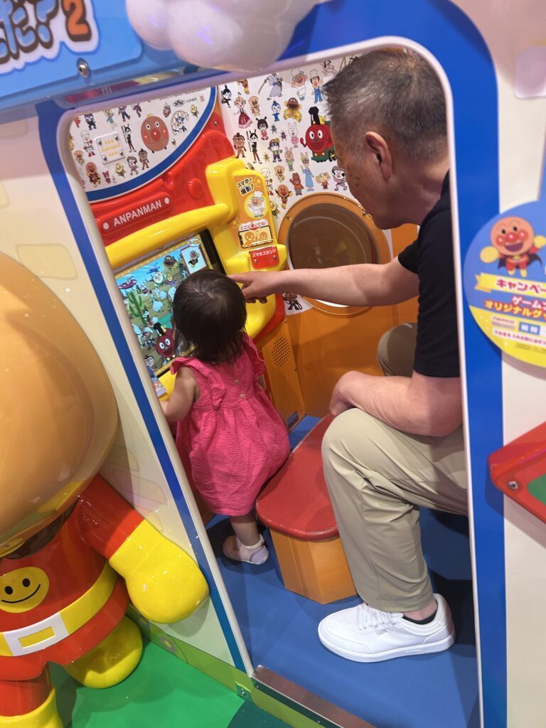 おじいちゃんと遊ぶ様子（＠emmasara1205さんより提供）