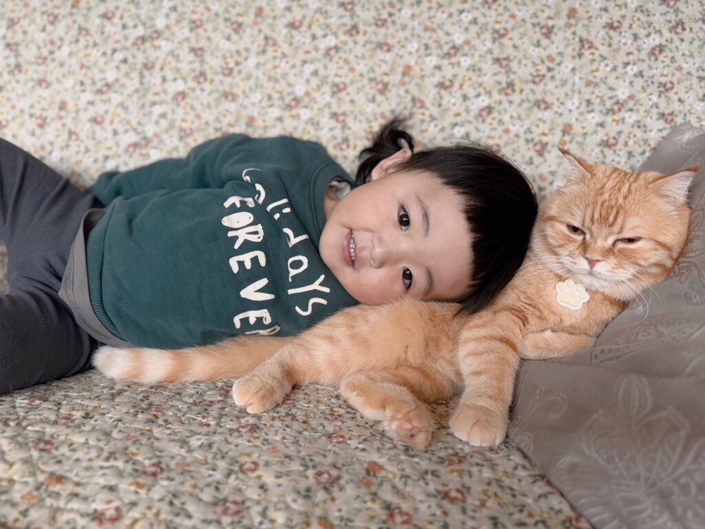 ひなたちゃんとまるくん （＠hinamaru_channelさんより提供）