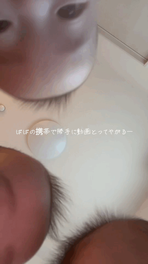 【実際の写真】パパのスマホで遊ぶ三つ子の赤ちゃん