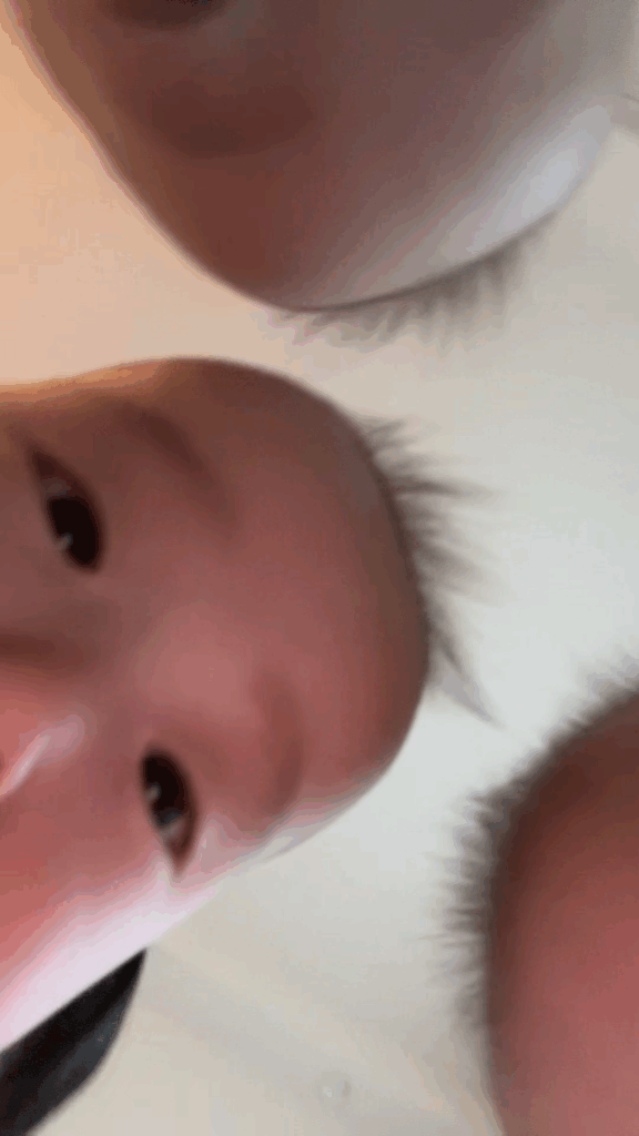 自撮りする三つ子ちゃん③（@tripletpapa3さんより提供）