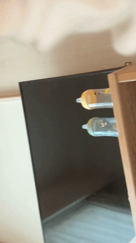 映り込む哺乳瓶（@tripletpapa3さんより提供）