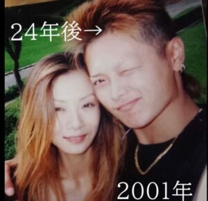 平成13年、肩を寄せ合うワイルドなカップル　→24年後……素敵すぎる現在の2人の姿に「仲睦まじい」「深い愛情」