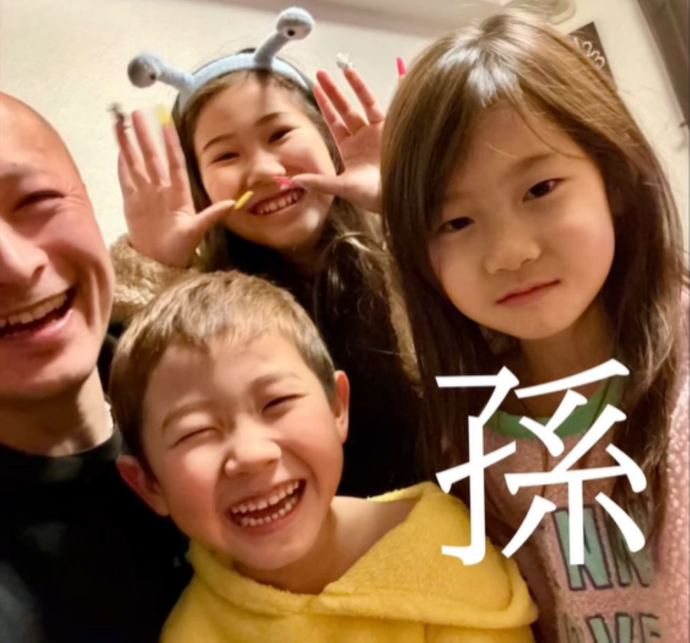 お孫さんと（＠bionkoji.1981さんより提供）