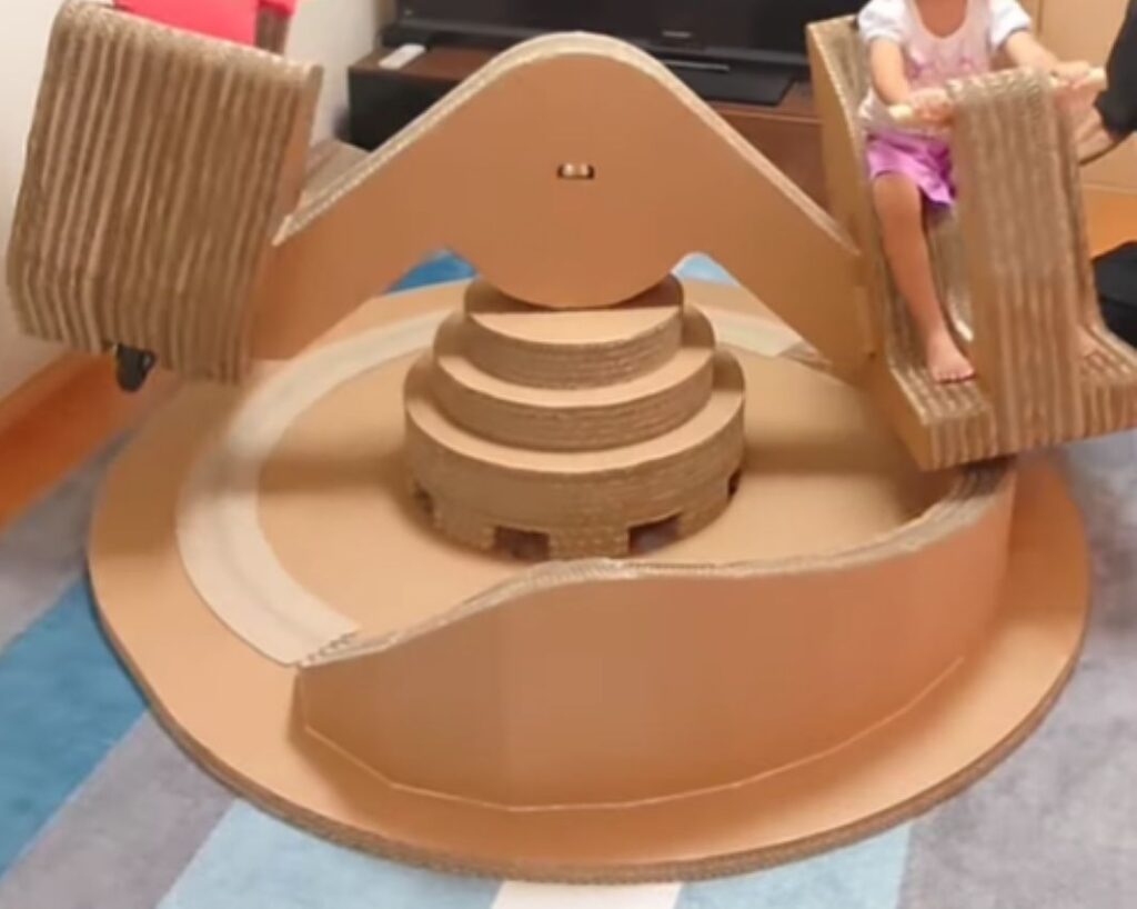 段ボールで作った回転遊具（＠kamikawa519さんより提供）