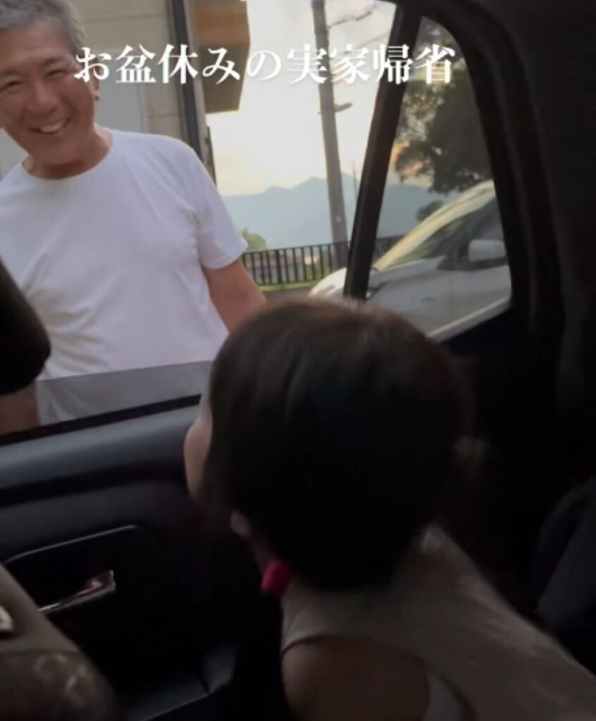 車の外にはおじいちゃん（＠sara7koa2さんより提供）