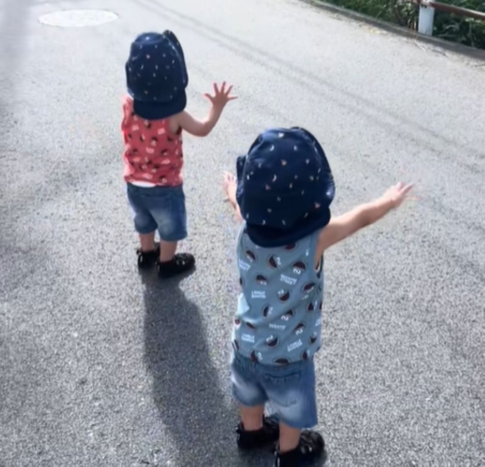 手を振る2人（＠somatoma0727さんより提供）