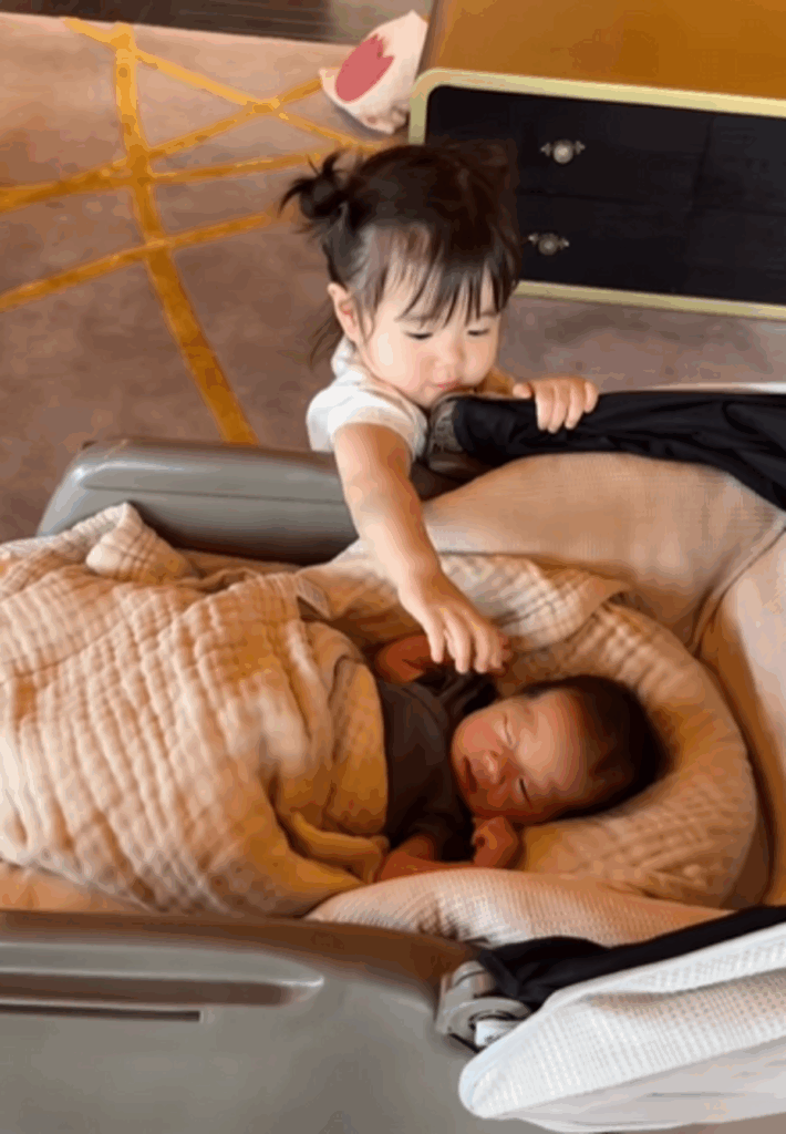 頭を撫でてあげる娘さん（@moontwins.0810さんより提供）