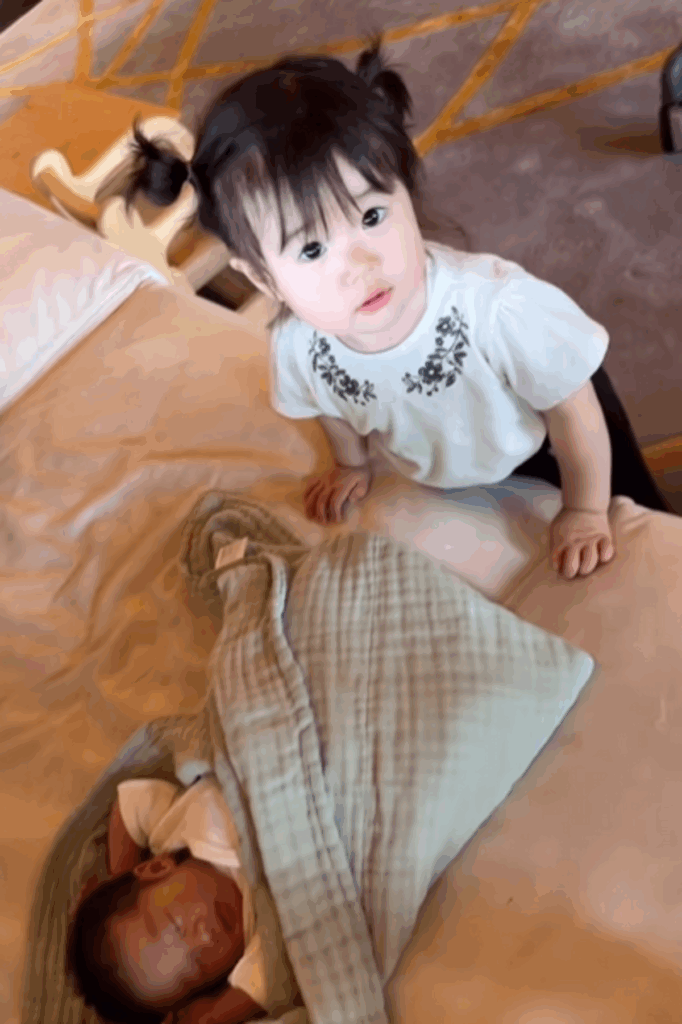 双子の弟くんを見ると…！？（@moontwins.0810さんより提供）