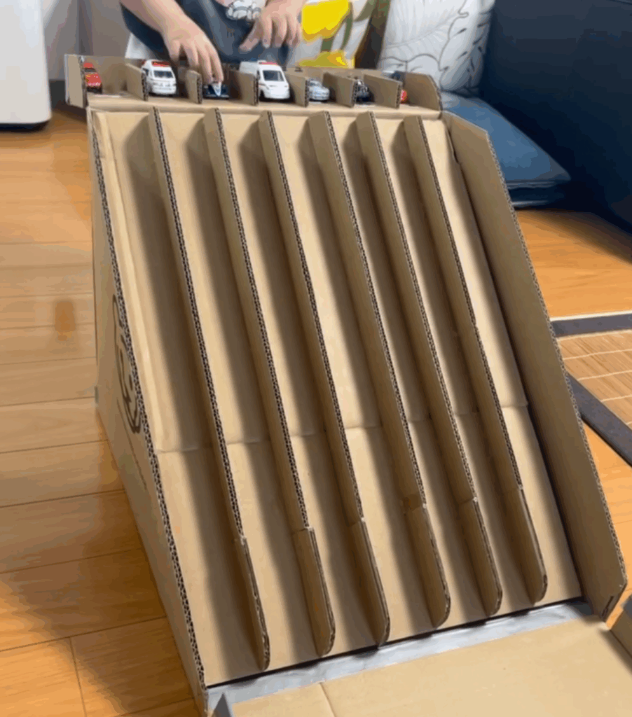 手作りレーンで遊ぶ息子さん（@sea__720さんより提供）