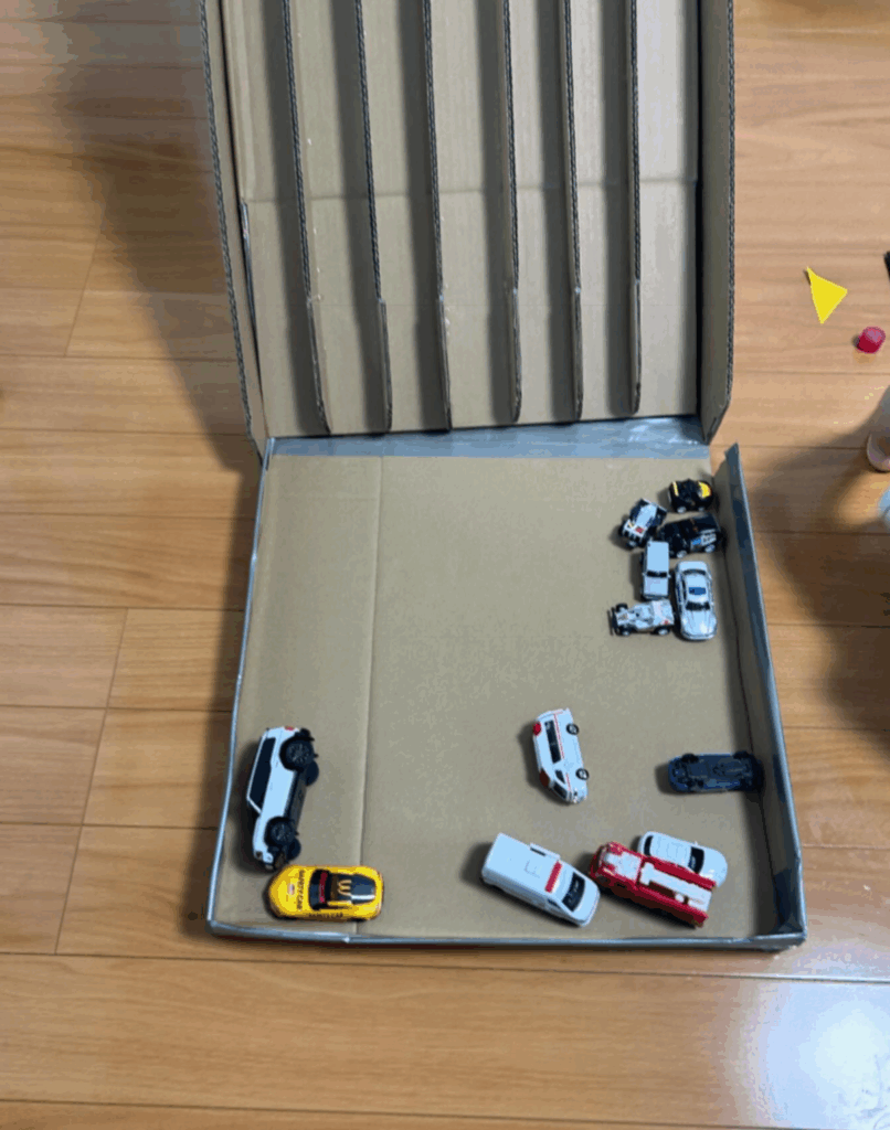 大好きな車のおもちゃと一緒に（@sea__720さんより提供）