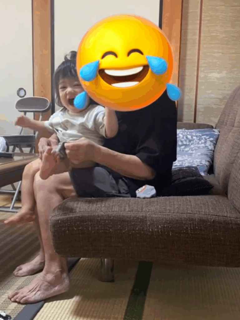 おばあちゃんの膝の上ではしゃぐ娘さん（@ay0920_さんより提供）