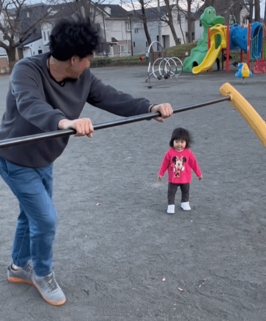 パパさんの逆上がりを娘さんが見ると…！？（@03140122haさんより提供）