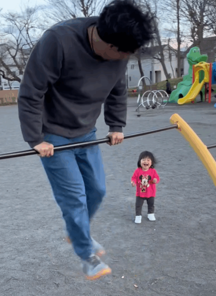 逆上がりを見た娘さんは…（@03140122haさんより提供）