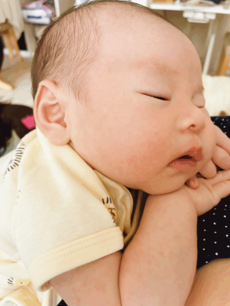 肩に手を置いて眠る息子さん（@7tsumiiinさんより提供）