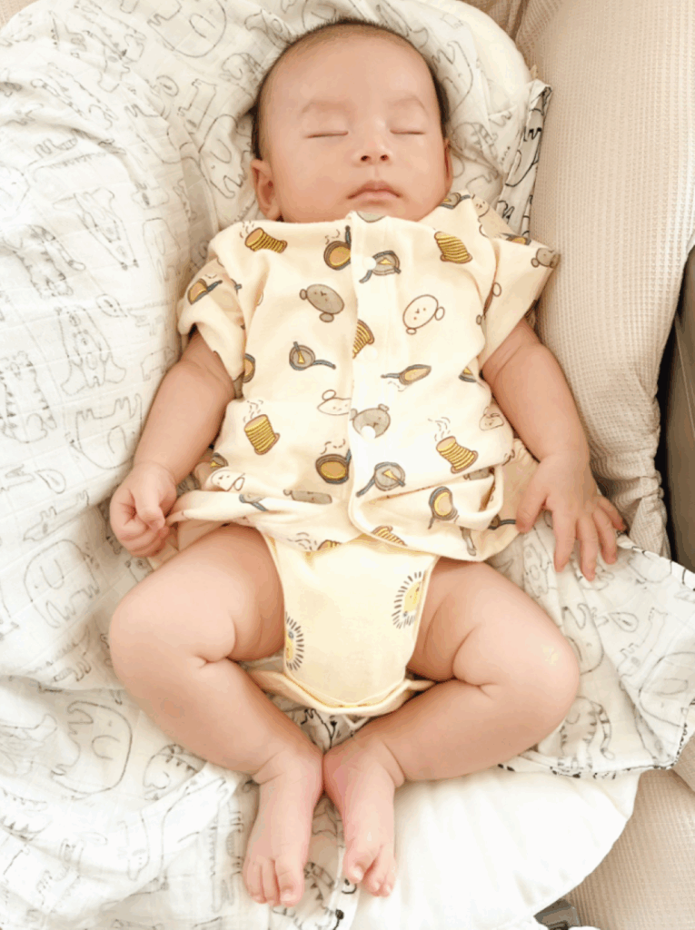 すやすやと眠る息子さん（@7tsumiiinさんより提供）