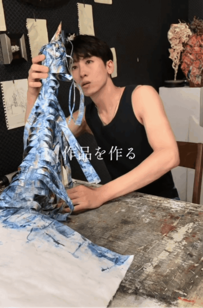 作品を制作中（＠ryosuke_paperartさんより提供）