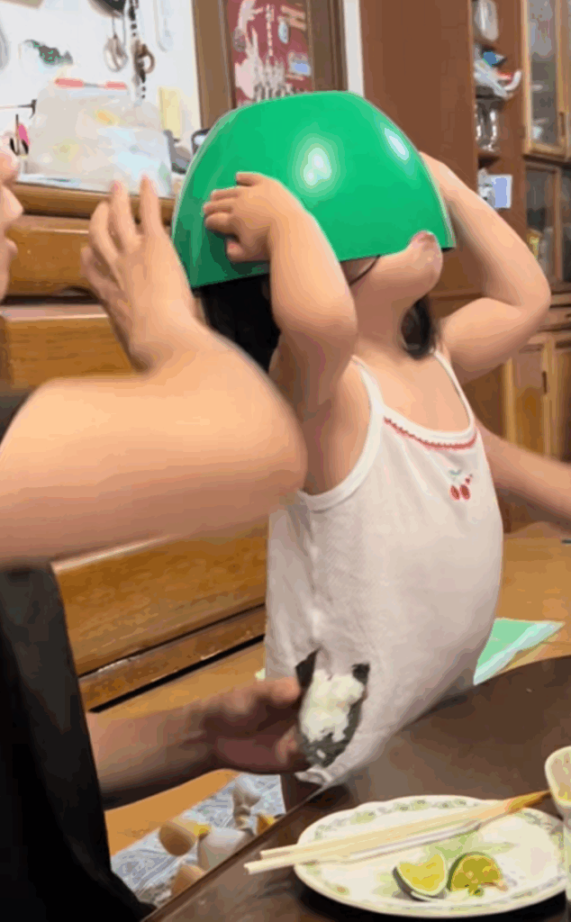 ボウルをかぶる娘さん（＠mr29208さんより提供）