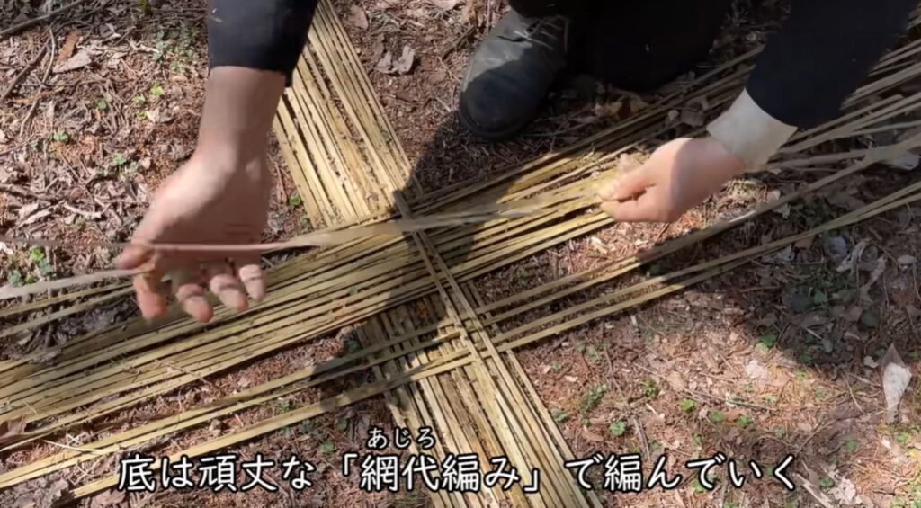 底を編む様子（@shumatsujomonjinさんより提供）