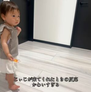 じいじを待つ1歳孫　じいじが現れた瞬間の”まさかの行動”に…「可愛すぎ」「良い関係」