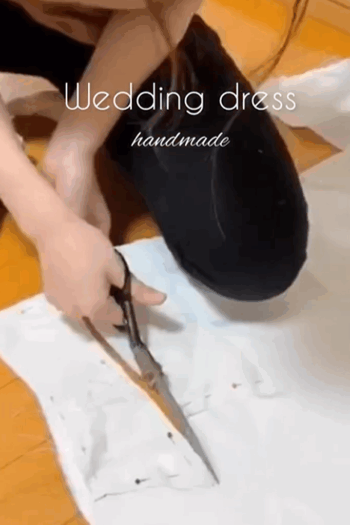 型紙に合わせて裁断（＠__ai.room__さんより提供）