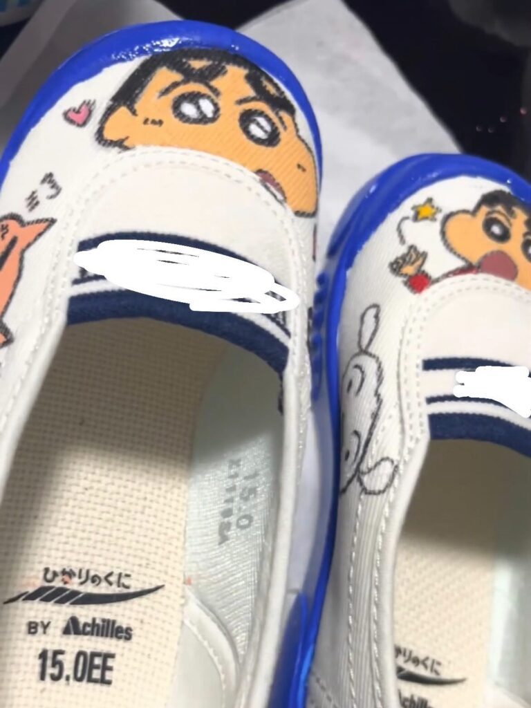 息子さんの上履きに描いた最初の作品（＠nana_re_rivalさんより提供）