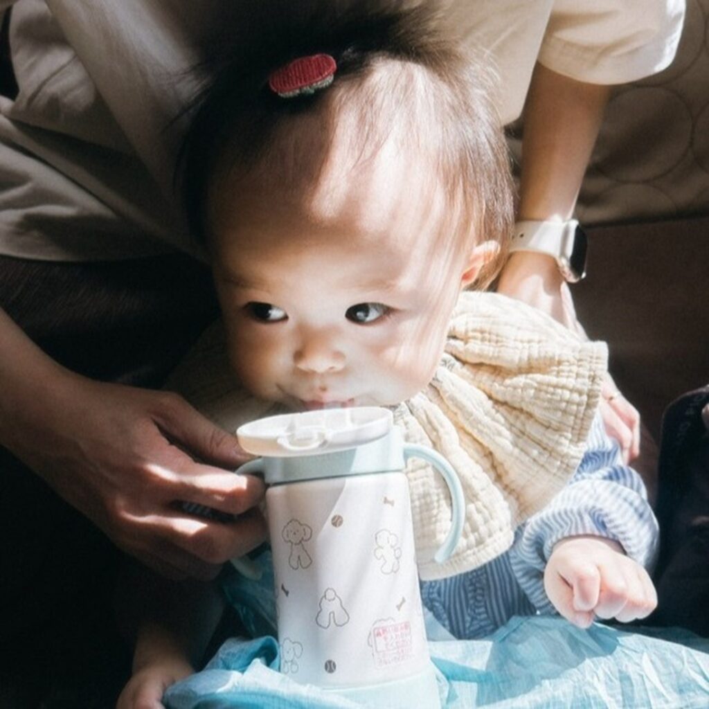 ストローで上手に飲めるようになりました（＠_suichanmanさんより提供）