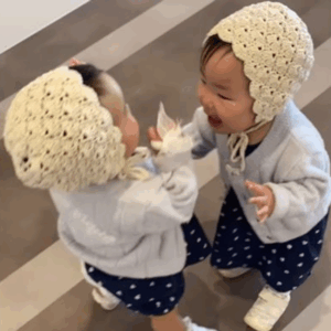 1歳双子の姉の退院日　久しぶりに再会した姉妹の様子に…「泣けた」「2人揃ってないとね」　→1年後の様子を聞いた